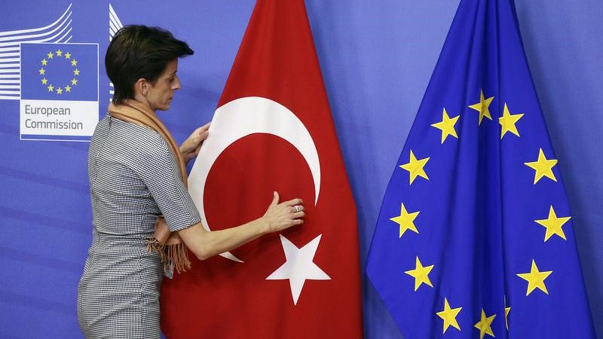 Befagyaszthatja kapcsolatait az EU Törökországgal