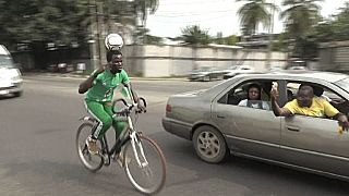 Un footballeur nigérian parcourt 103 kilomètres à bicyclette avec un ballon sur la tête