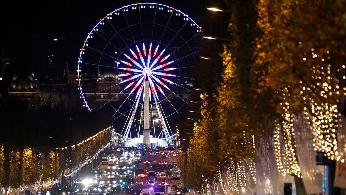 Париж окрасился рождественскими огнями