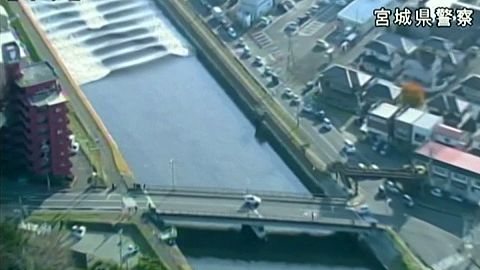 Ein Tsunami in Japan schickt seine Wellen flussaufwärts
