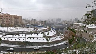 Teherán respira gracias a la primera nevada de la temporada