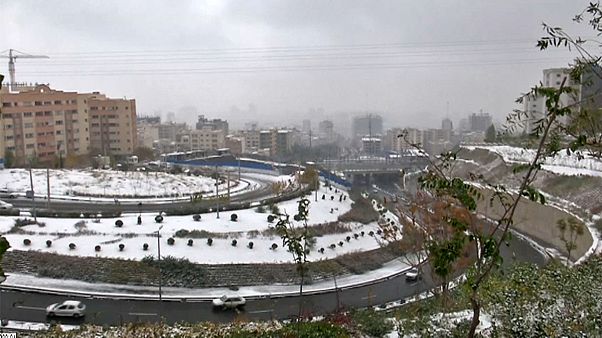 الثلوج تسمح للإيرانيين بالتنفس الثلوج تسمح للإيرانيين بالتنفس