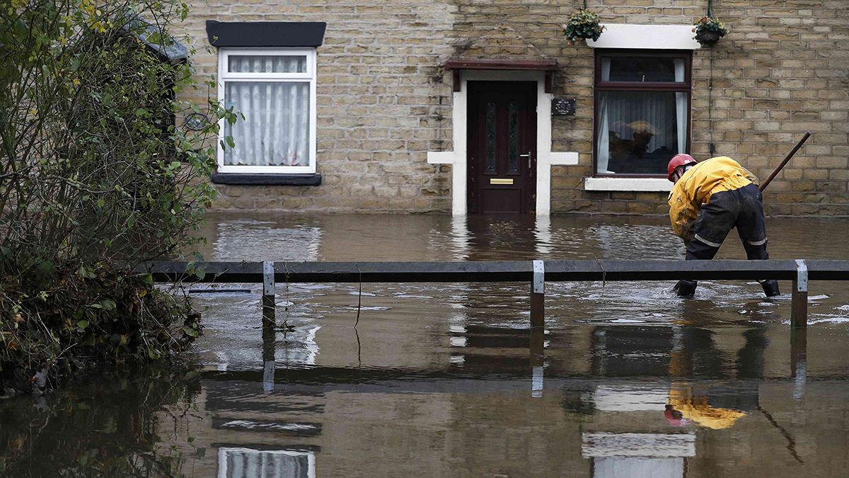 مياه الأمطار تجتاح منازل وشوارع بريطانيا