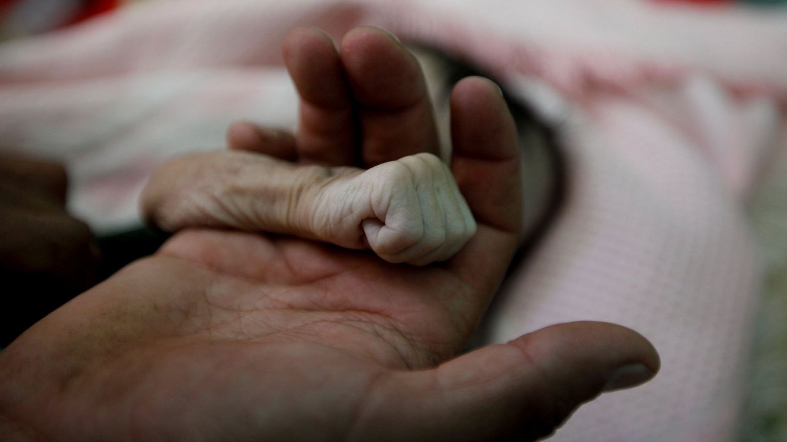 Image: A Picture and its Story: Yemeni father mourns baby girl who died of 