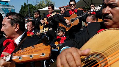 هنرنمایی نوازندگان سنتی مکزیک به یاد الهه محافظ نوازندگان