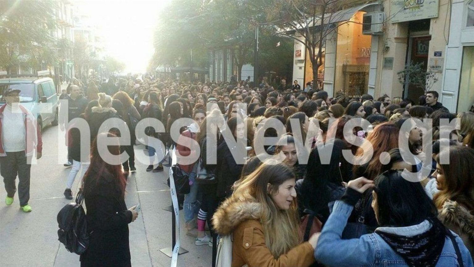 Ελλάδα: Ουρές στη Θεσσαλονίκη για ένα κραγιόν από την ελληνικής «καταγωγής» ΝΥΧ!