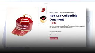Stati Uniti: Trump mette in vendita per Natale un cappellino rosso in oro