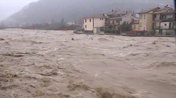 فيضانات عارمة في شمال ايطاليا وفقدان مهاجر في مياه نهر رويا فيضانات عارمة في شمال ايطاليا وفقدان مهاجر في مياه نهر رويا