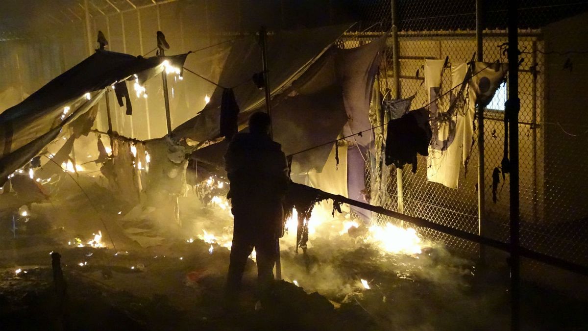 Midilli adasındaki göçmen kampında yine yangın çıktı: En az 2 ölü