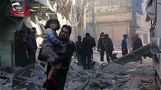 Diez días de bombardeos del régimen sirio dejan casi 300 muertos en el este de Alepo