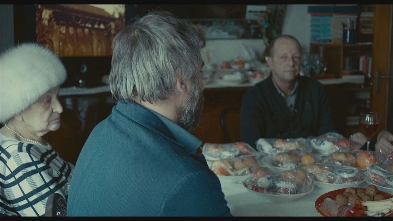 "Sieranevada" ovvero una famiglia nelle "montagne russe" "Sieranevada" ovvero una famiglia nelle "montagne russe"