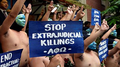 Protestan desnudos contra el entierro como "héroe" del exdictador Ferdinand Marcos