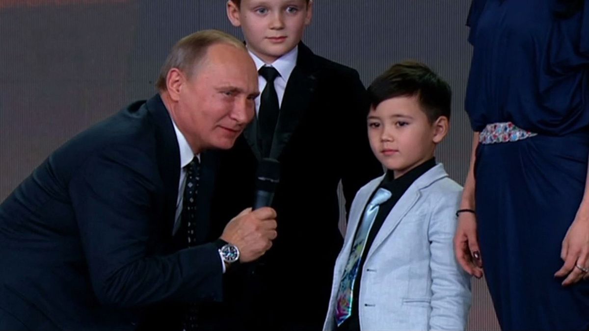 'The borders of Russia do not end' says Putin during awards ceremony