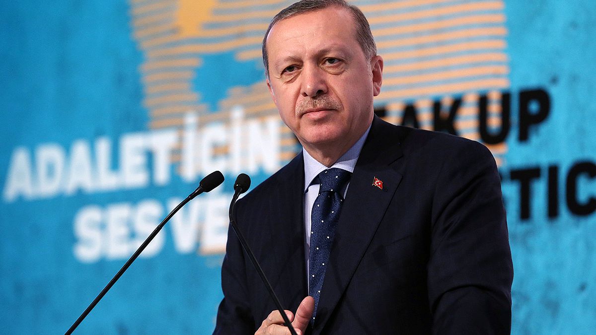 Országa határainak megnyitásával fenyegetőzik a török elnök