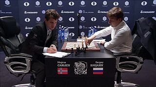 Schach-WM: Carlsen gewinnt zehnte Partie und gleicht zum 5:5 aus