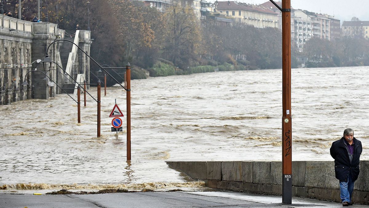 Чрезвычайная ситуация на севере Италии: ливни, оползни, наводнения