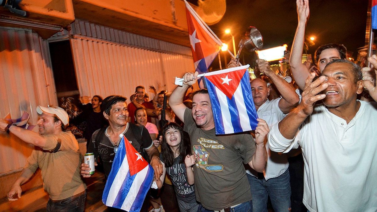 الكوبيون المقيمون في ميامي الامريكية يحتفلون بوفاة فيدل كاسترو