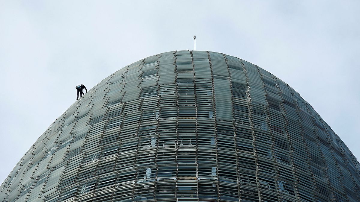 صعود مرد عنکبوتی فرانسوی از آسمان خراش بارسلونا