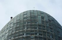 El "hombre araña" francés trepa a un rascacielos en Barcelona