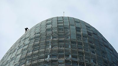 Französischer Spiderman an Wolkenkratzer in Barcelona