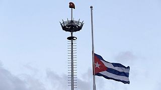 Jung und alt trauern in Havanna