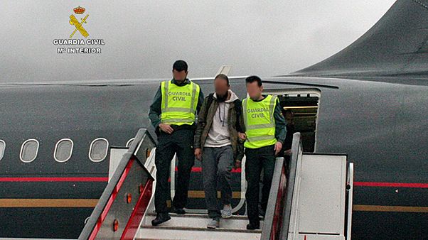 Detenido en el aeropuerto de Barajas cuando iba a unirse al grupo Estado Islámico Detenido en el aeropuerto de Barajas cuando iba a unirse al grupo Estado Islámico