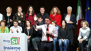 Renzi procura apoios para reforma enquanto milhares se manifestam contra