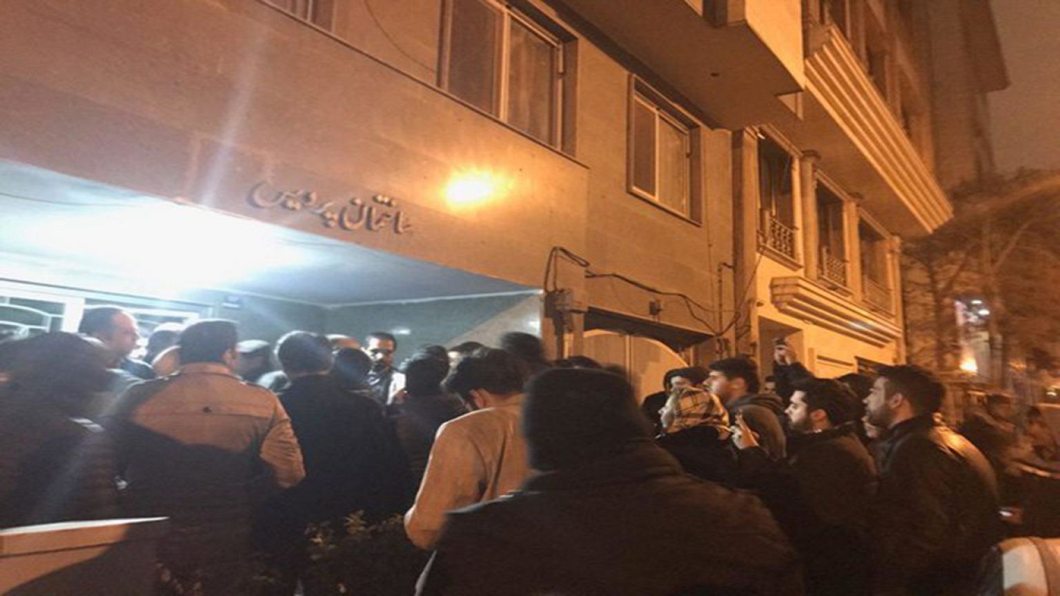 تلاش برای بازداشت شبانه محمود صادقی نماینده مردم تهران