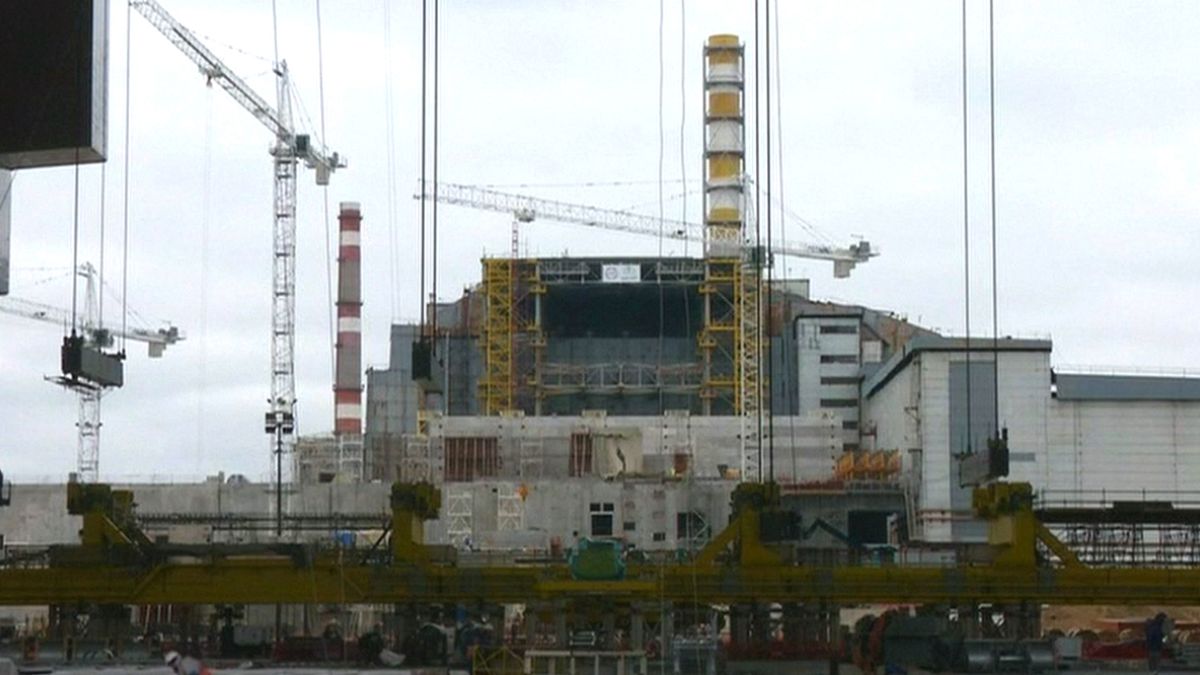 Tschernobyl-Reaktor verschwindet unter Schutzhülle, aber Probleme bleiben