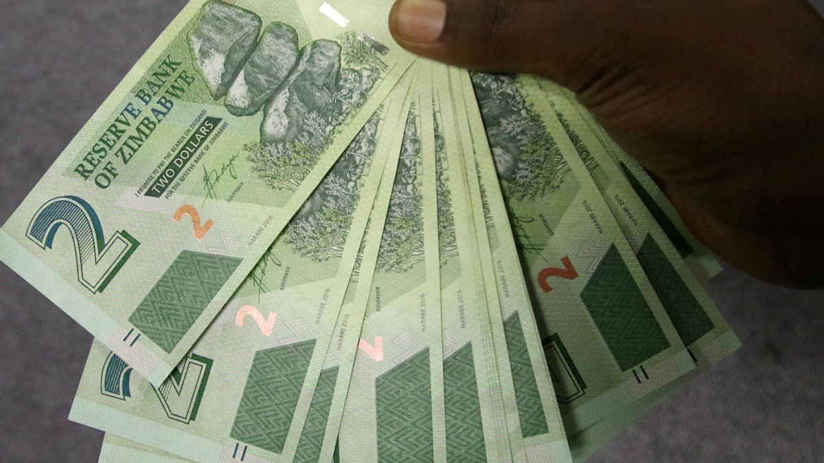 Comienzan a circular en Zimbabwe los nuevos bonos después de que el país abandonara su moneda en 2009
