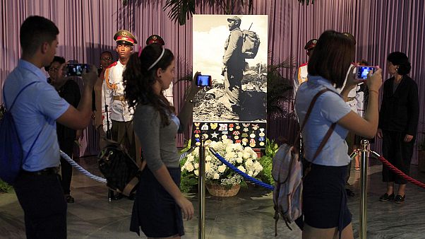 Ουρές Κουβανών για το «ύστατο χαίρε» στον Φιντέλ Κάστρο Ουρές Κουβανών για το «ύστατο χαίρε» στον Φιντέλ Κάστρο