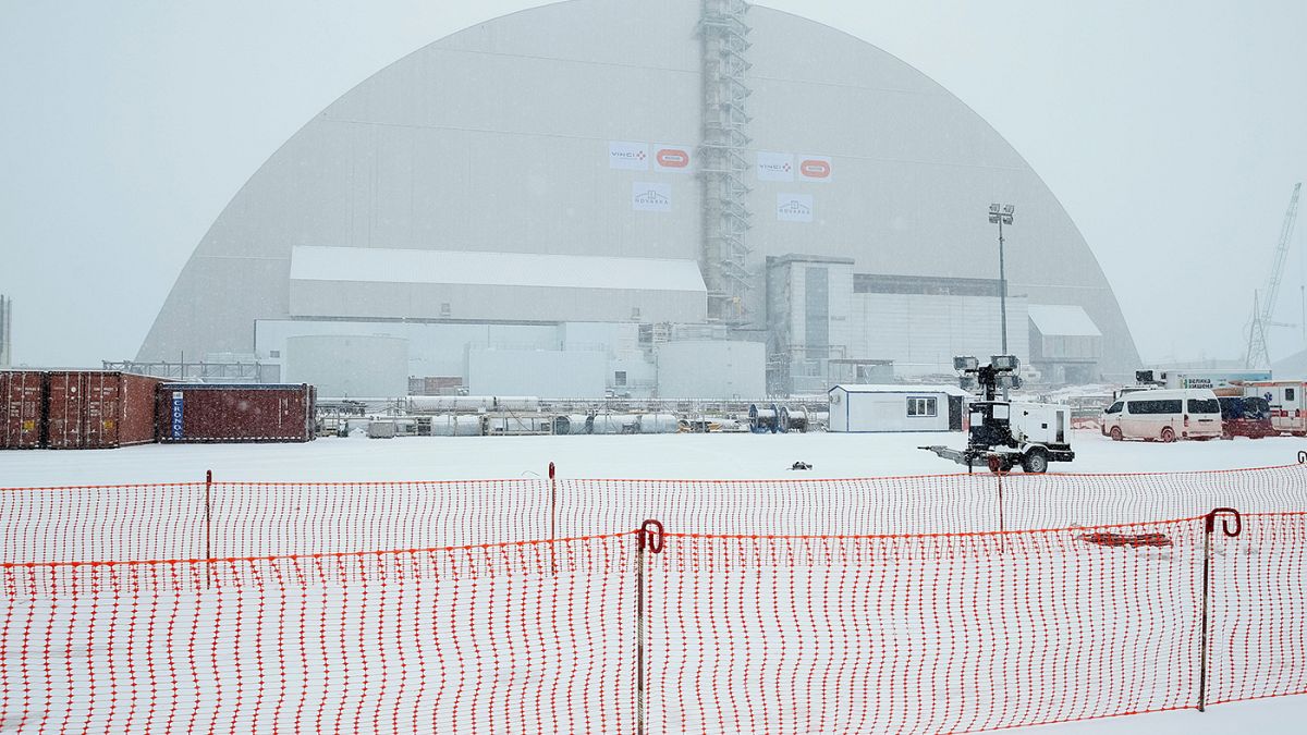 Chernobyl: gigantic shield to cover exploded reactor after 30 years