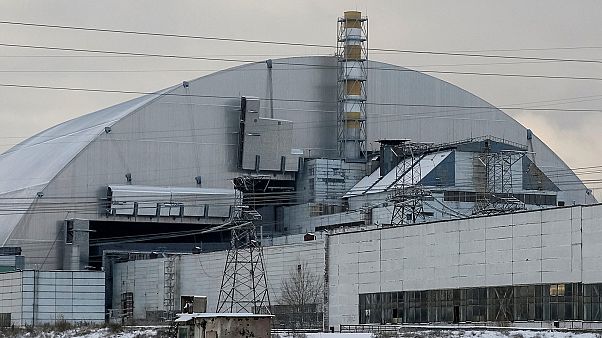 Τοποθετήθηκε ο θόλος που θωρακίζει τον κατεστραμμένο αντιδραστήρα του Τσερνόμπιλ Τοποθετήθηκε ο θόλος που θωρακίζει τον κατεστραμμένο αντιδραστήρα του Τσερνόμπιλ