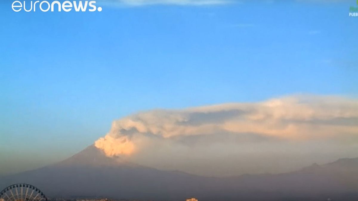 Mexikanischer Vulkan Popocatépetl spuckt Rauch und Asche
