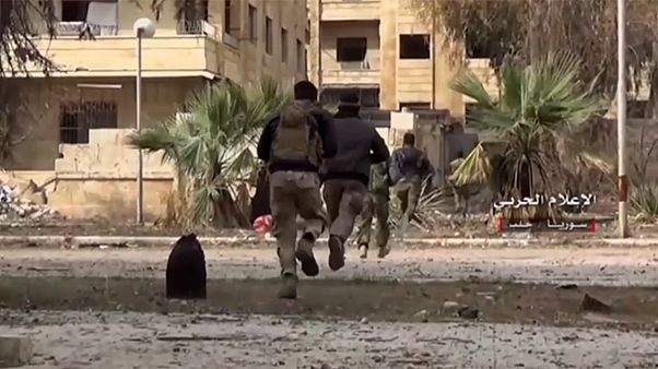 مقتل عشرات المدنيين في تبادل للقصف بين الحكومة والمعارضة بحلب مقتل عشرات المدنيين في تبادل للقصف بين الحكومة والمعارضة بحلب