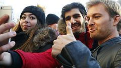 Formel-1-Weltmeister Rosberg in Wiesbaden begeistert empfangen