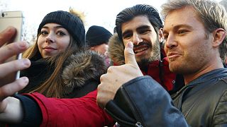 Formel-1-Weltmeister Rosberg in Wiesbaden begeistert empfangen