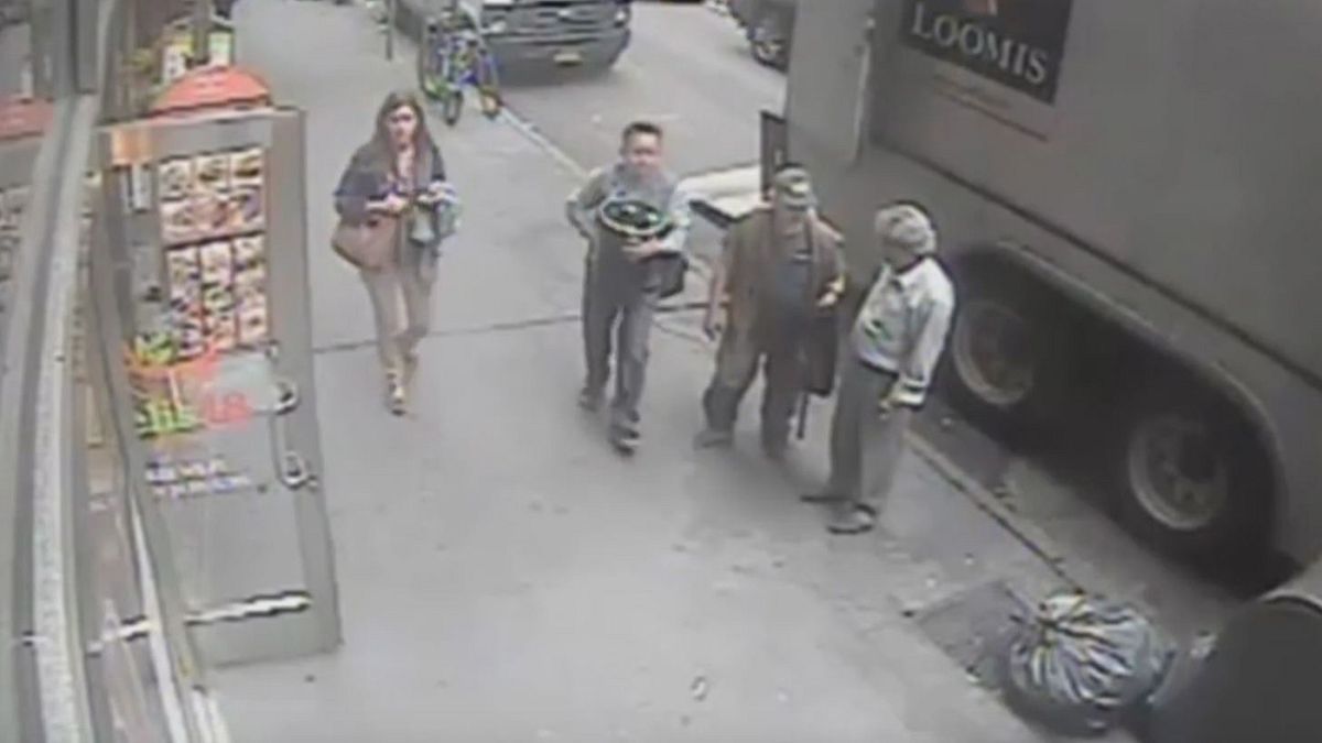A voir : un homme vole un seau de copeaux d'or en plein New York