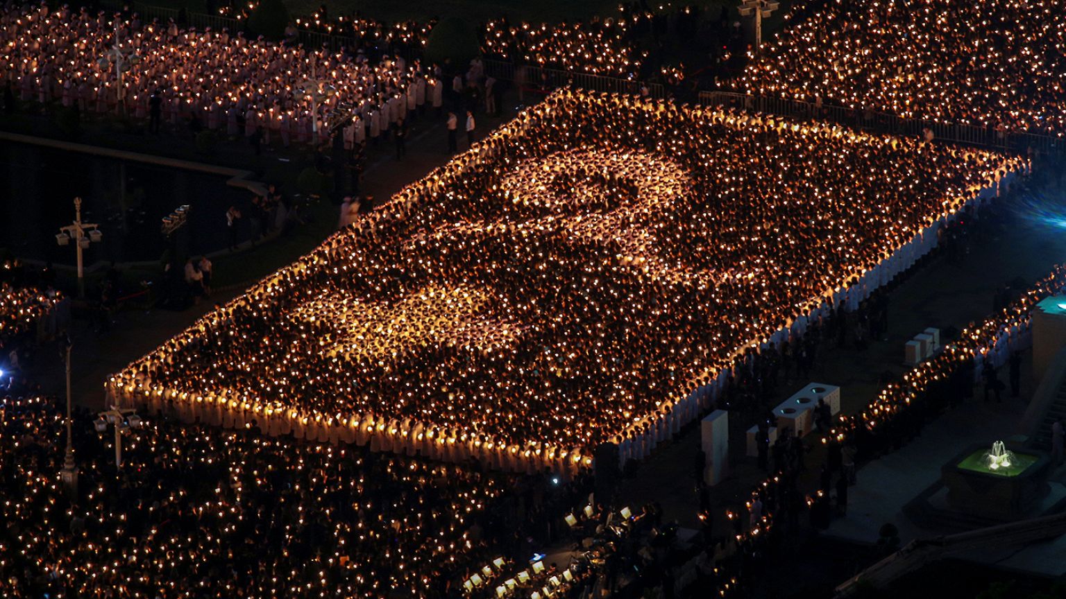Mumlar Tayland Kralı Bhumibol Adulyadej için yakıldı
