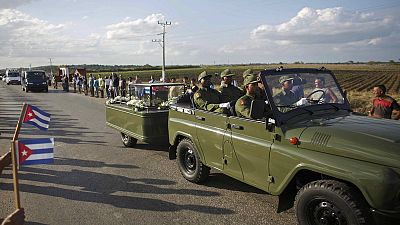 Castro hamvait hosszú úton szállítják végső nyughelyére