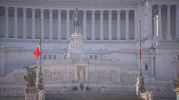 تسارع النمو في ايطاليا وآثاره قد تكون ايجابية لرينزي في استفتاء الاحد تسارع النمو في ايطاليا وآثاره قد تكون ايجابية لرينزي في استفتاء الاحد