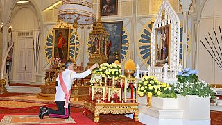Le prince héritier de Thaïlande prie pour son père défunt