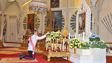 عاهل تايلاند الجديد يصلي لروح والده
