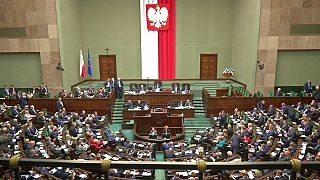 El Parlamento polaco aprueba un proyecto de ley que favorece manifestaciones organizadas por autoridades o iglesias