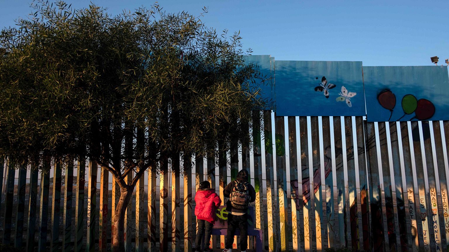 Image: Migrants, part of a caravan of thousands from Central America trying