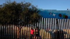 Image: Migrants, part of a caravan of thousands from Central America trying
