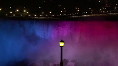 لامپ های ال ای دی که آبشار نیاگارا را رنگین تر می کند