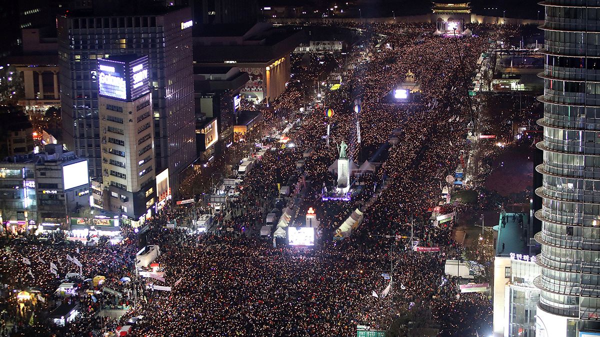 Южнокорейская оппозиция требует отставки президента Пак Кын Хе