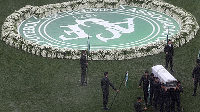 Miles de personas rinden tributo a jugadores y miembros del Chapecoense fallecidos en el accidente aéreo