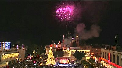 Natale: a Betlemme si accendono le luci dell'albero in piazza della Mangiatoia